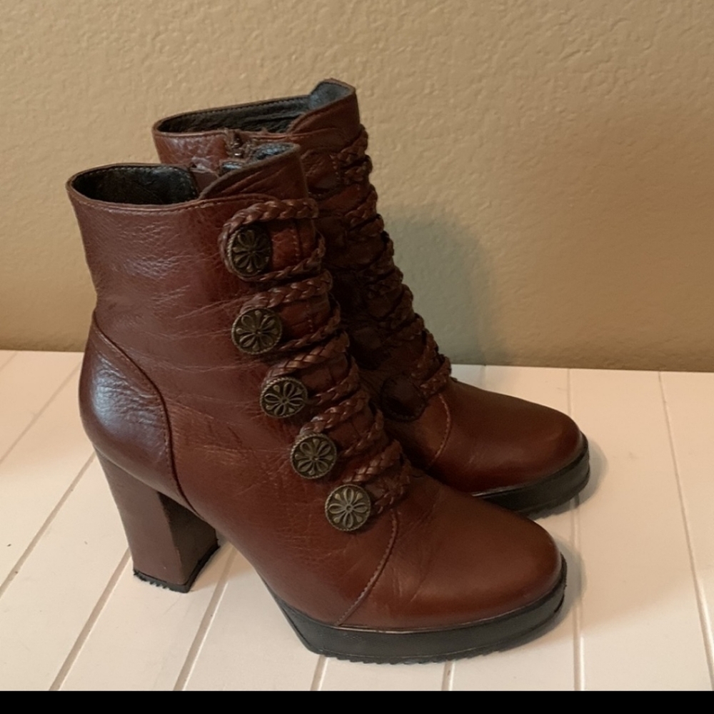 Lyard brown boots
